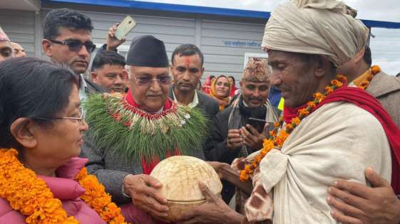 एमाले अध्यक्ष ओलीलाई राउटे मुखिया शाहीले दिए कोसी उपहार