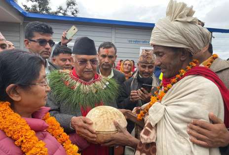 केपी ओलीलाई राउटेका मुखिया शाहीले दिए कोसी उपहार